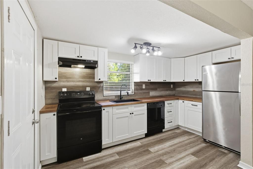 For Sale: $315,000 (3 beds, 1 baths, 921 Square Feet)