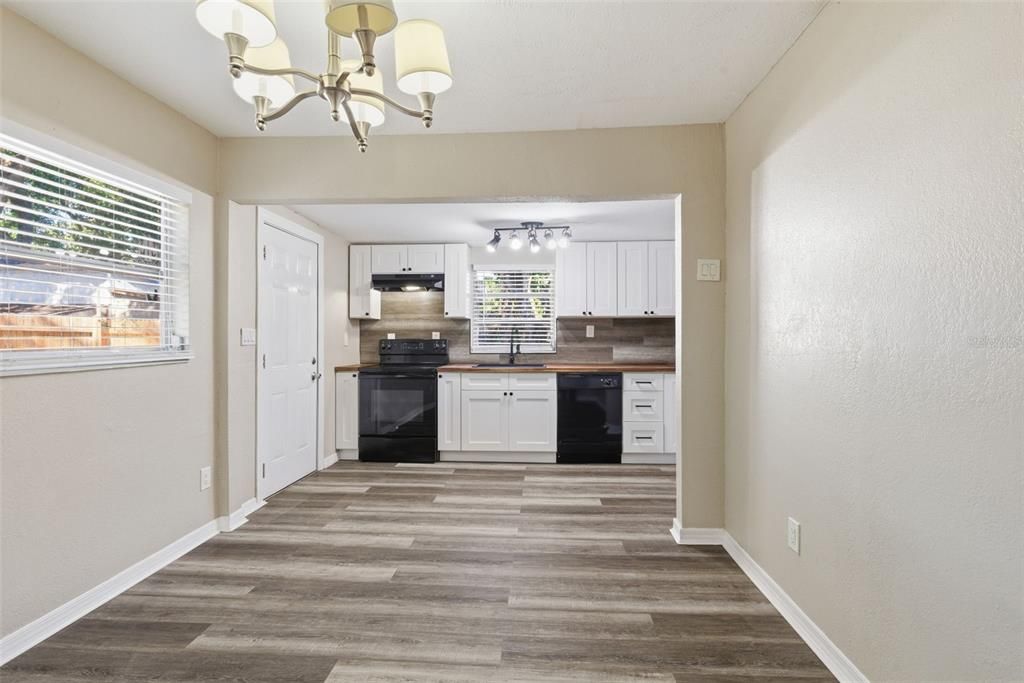 For Sale: $315,000 (3 beds, 1 baths, 921 Square Feet)