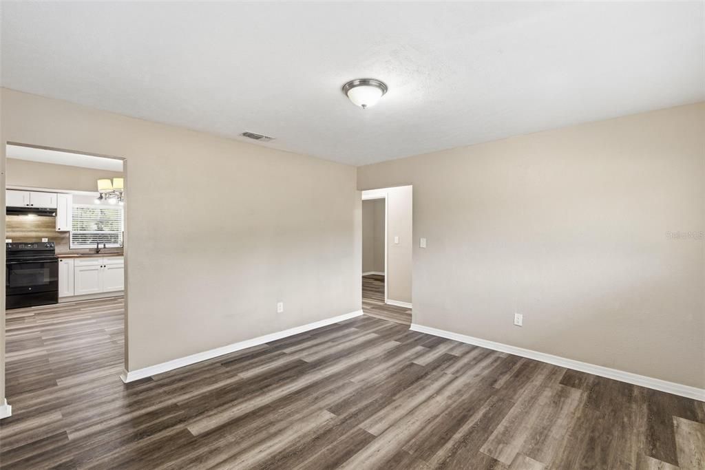 For Sale: $315,000 (3 beds, 1 baths, 921 Square Feet)