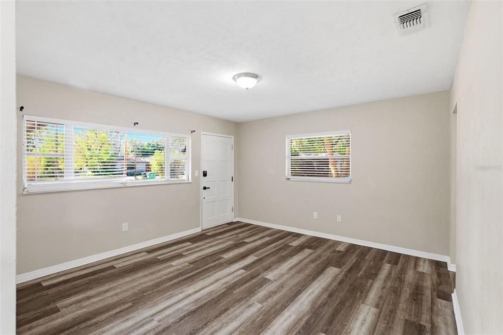 For Sale: $315,000 (3 beds, 1 baths, 921 Square Feet)