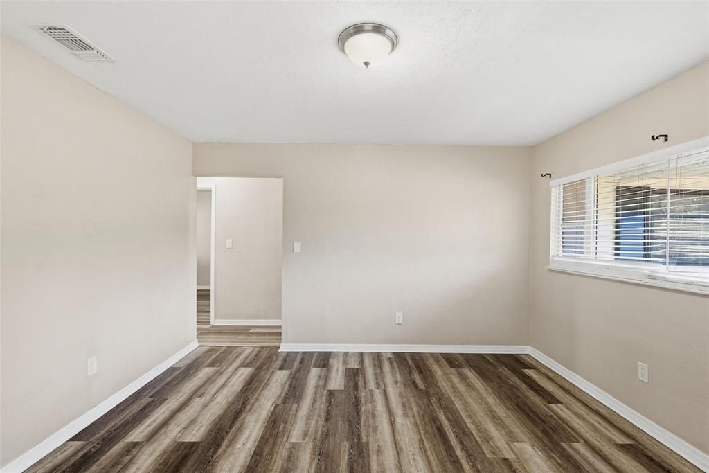 For Sale: $315,000 (3 beds, 1 baths, 921 Square Feet)