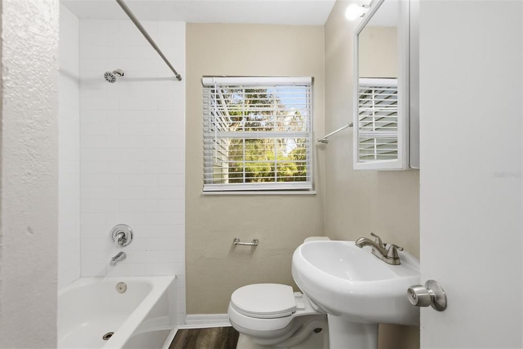 For Sale: $315,000 (3 beds, 1 baths, 921 Square Feet)