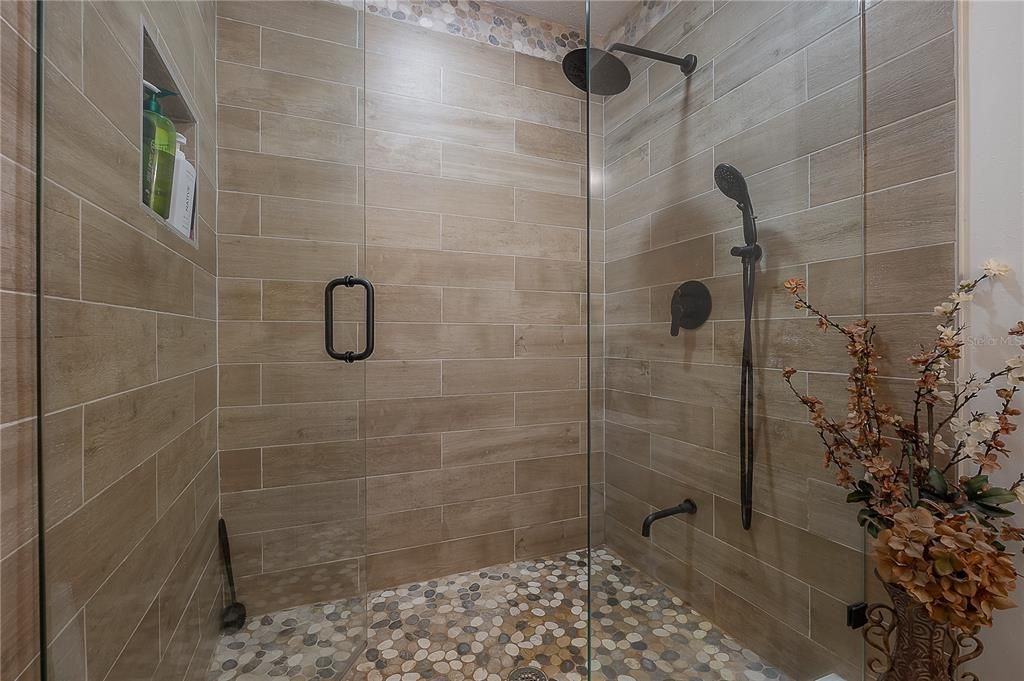 合同活跃: $775,000 (4 贝兹, 3 浴室, 2889 平方英尺)