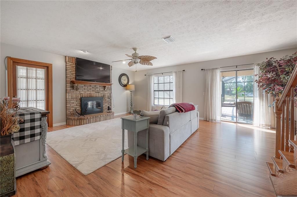 合同活跃: $775,000 (4 贝兹, 3 浴室, 2889 平方英尺)