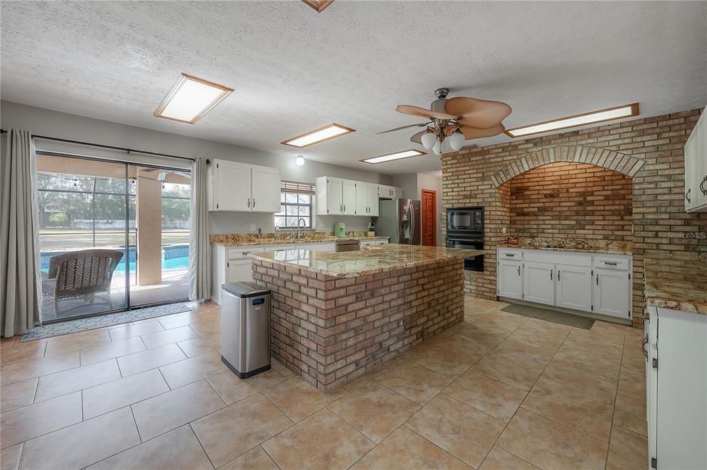 合同活跃: $775,000 (4 贝兹, 3 浴室, 2889 平方英尺)