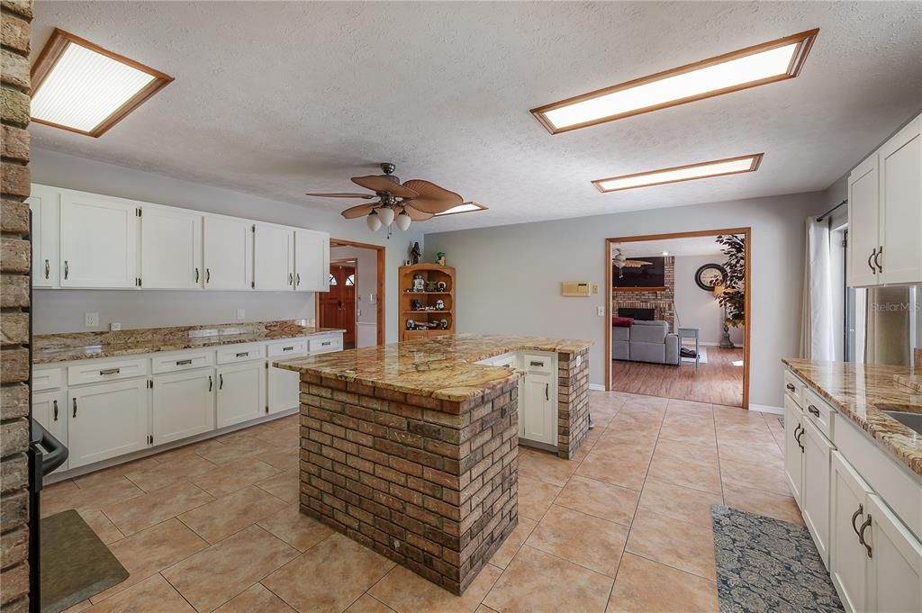 合同活跃: $775,000 (4 贝兹, 3 浴室, 2889 平方英尺)