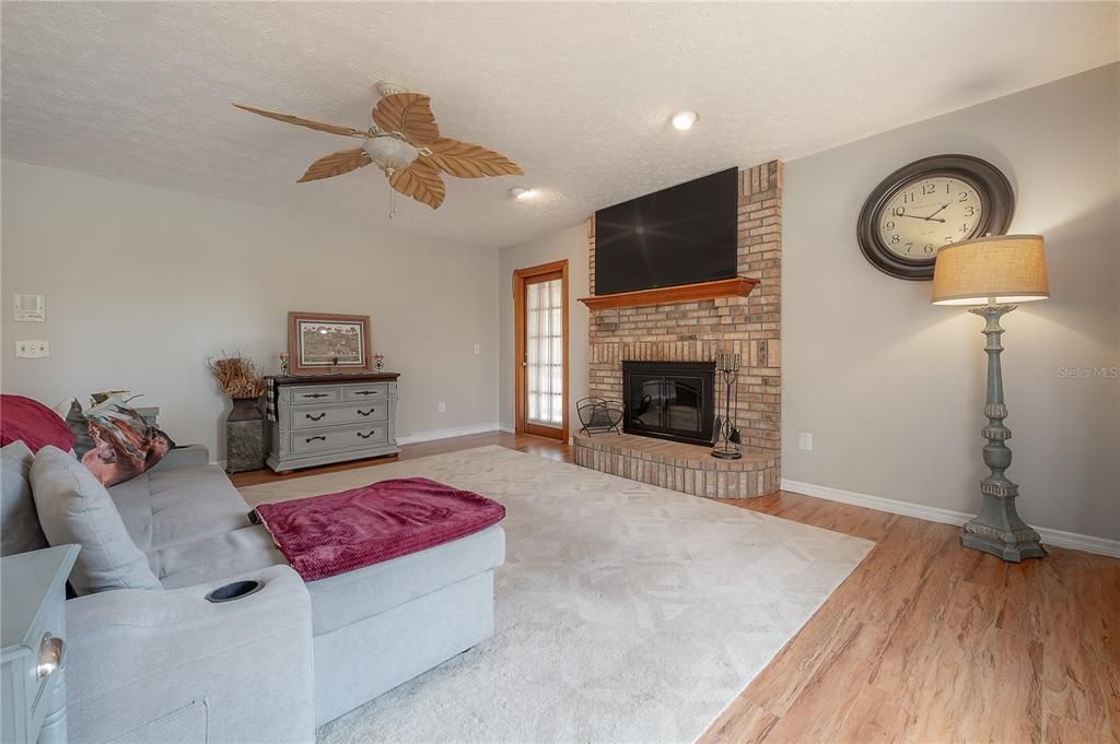 合同活跃: $775,000 (4 贝兹, 3 浴室, 2889 平方英尺)