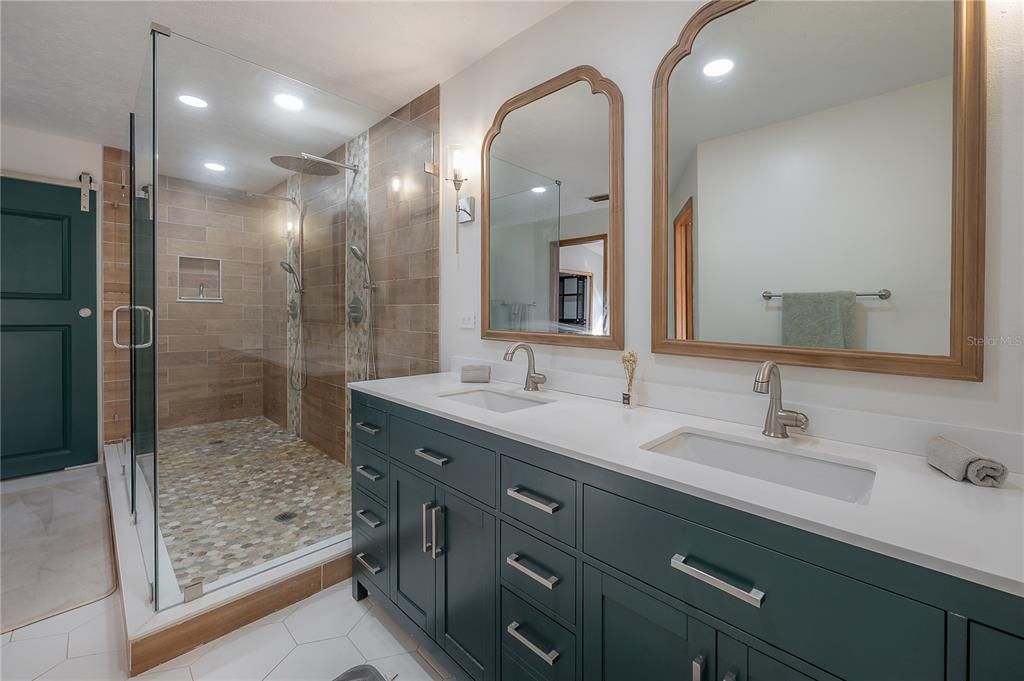 合同活跃: $775,000 (4 贝兹, 3 浴室, 2889 平方英尺)