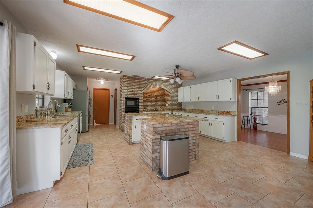 合同活跃: $775,000 (4 贝兹, 3 浴室, 2889 平方英尺)