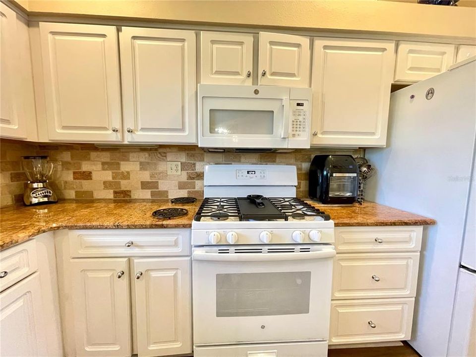 For Sale: $445,000 (3 beds, 3 baths, 1902 Square Feet)