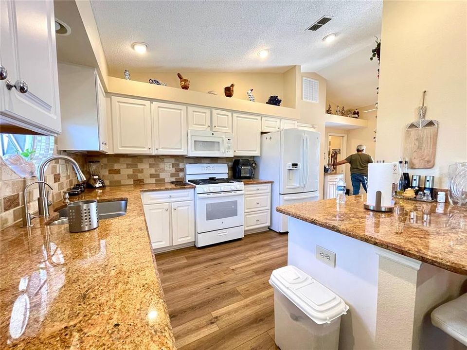 For Sale: $445,000 (3 beds, 3 baths, 1902 Square Feet)