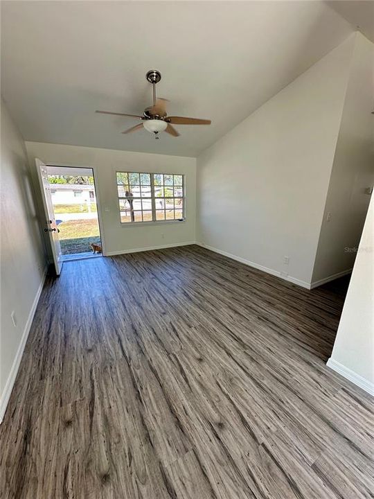 待售: $360,000 (3 贝兹, 1 浴室, 900 平方英尺)