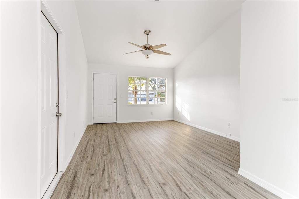 待售: $360,000 (3 贝兹, 1 浴室, 900 平方英尺)