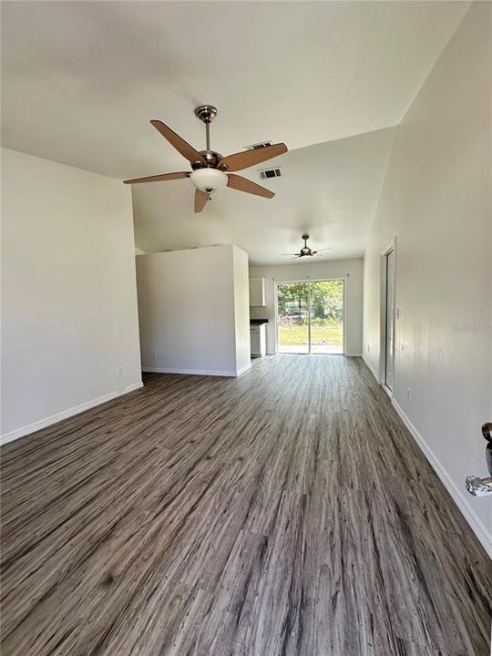 待售: $360,000 (3 贝兹, 1 浴室, 900 平方英尺)