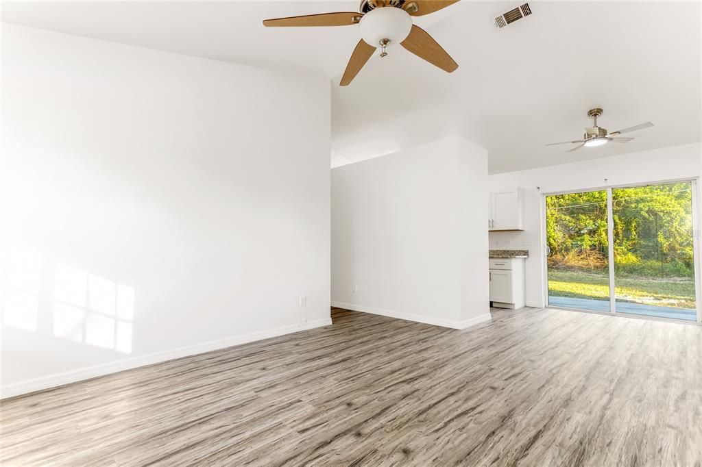 待售: $360,000 (3 贝兹, 1 浴室, 900 平方英尺)