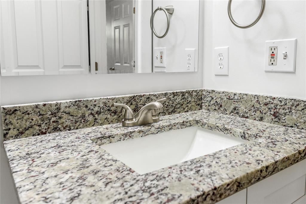 待售: $360,000 (3 贝兹, 1 浴室, 900 平方英尺)