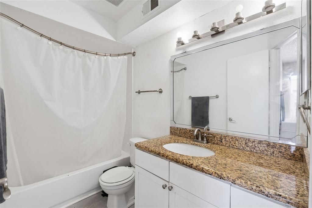 For Sale: $170,000 (2 beds, 2 baths, 988 Square Feet)