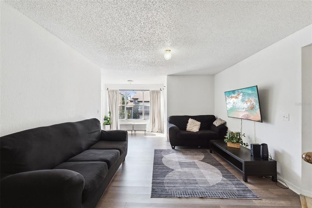 For Sale: $170,000 (2 beds, 2 baths, 988 Square Feet)