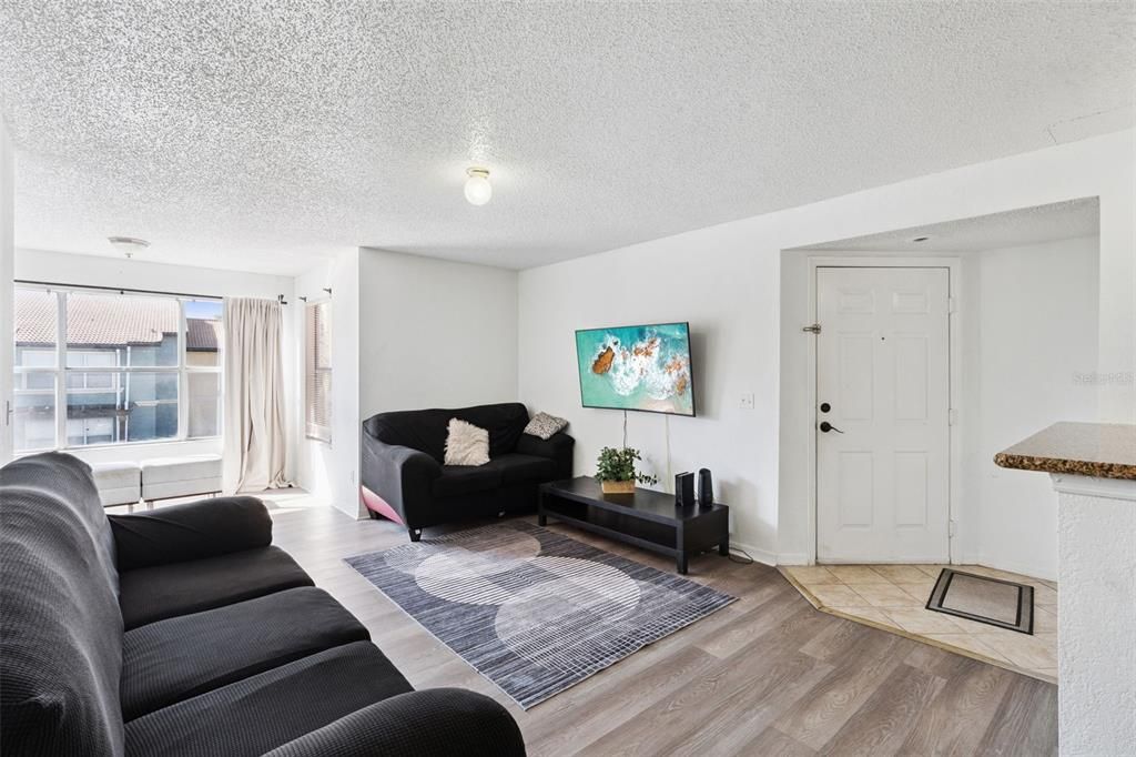 For Sale: $170,000 (2 beds, 2 baths, 988 Square Feet)