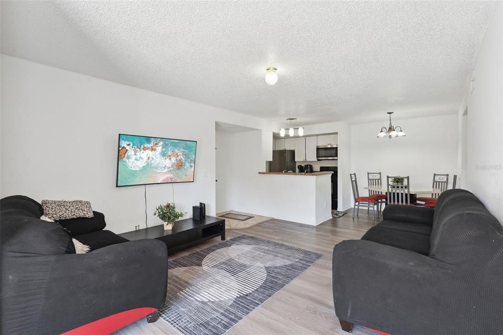 For Sale: $170,000 (2 beds, 2 baths, 988 Square Feet)