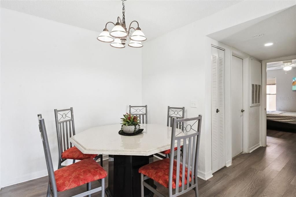 For Sale: $170,000 (2 beds, 2 baths, 988 Square Feet)