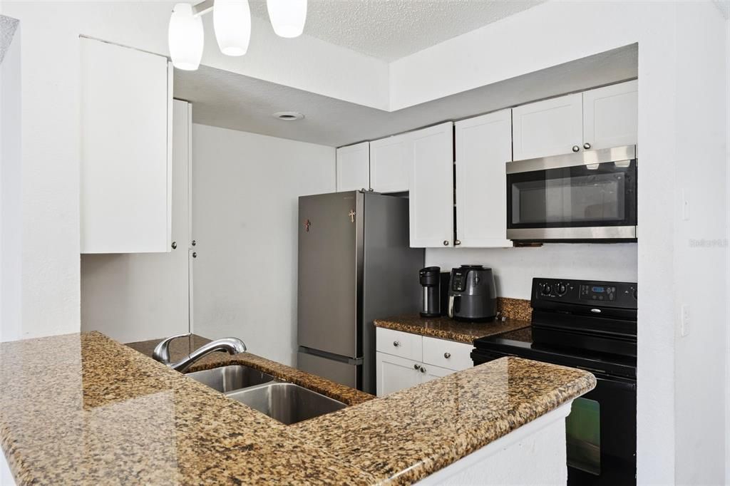For Sale: $170,000 (2 beds, 2 baths, 988 Square Feet)