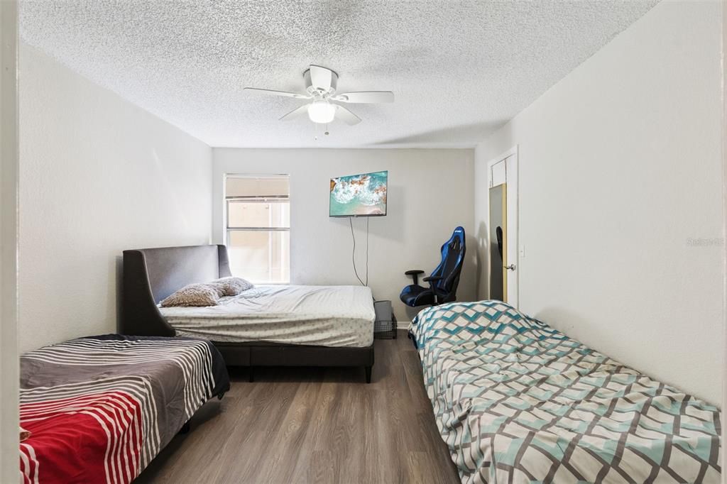 For Sale: $170,000 (2 beds, 2 baths, 988 Square Feet)