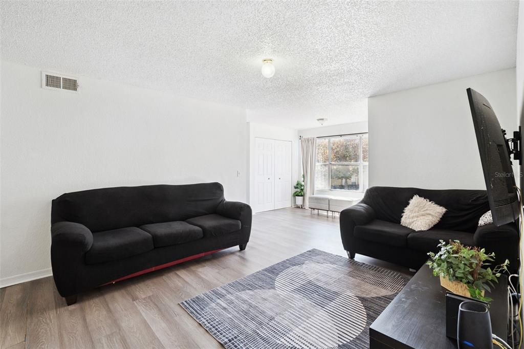 For Sale: $170,000 (2 beds, 2 baths, 988 Square Feet)