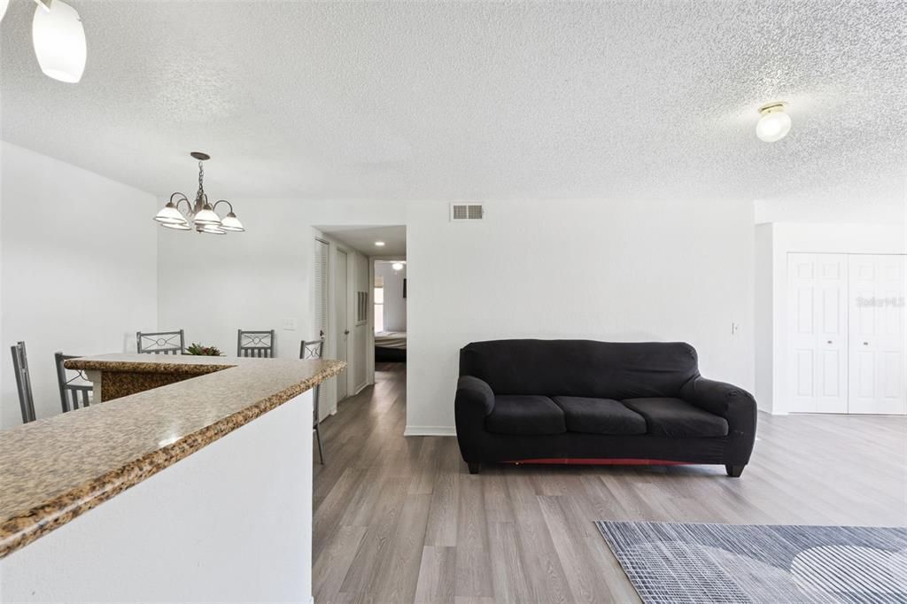 For Sale: $170,000 (2 beds, 2 baths, 988 Square Feet)