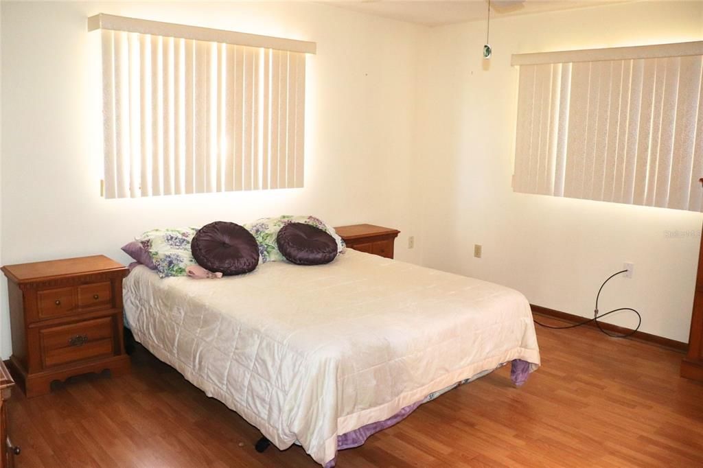 待售: $164,900 (2 贝兹, 2 浴室, 1352 平方英尺)