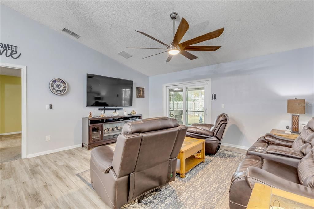 For Sale: $399,900 (3 beds, 2 baths, 1874 Square Feet)