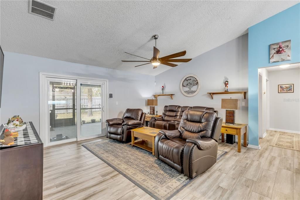 For Sale: $399,900 (3 beds, 2 baths, 1874 Square Feet)