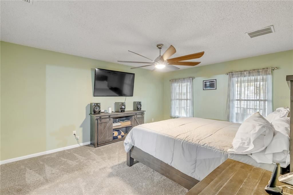 For Sale: $399,900 (3 beds, 2 baths, 1874 Square Feet)