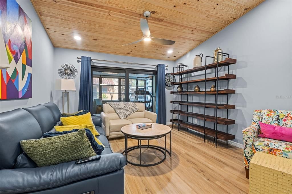 For Sale: $199,900 (1 beds, 1 baths, 740 Square Feet)