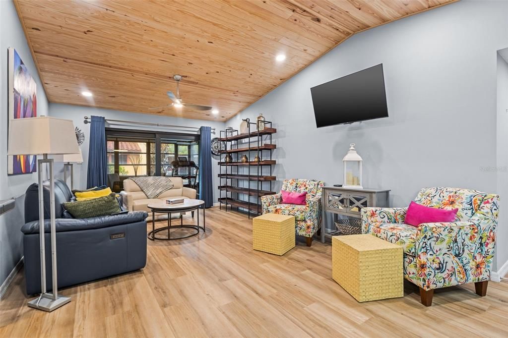 For Sale: $199,900 (1 beds, 1 baths, 740 Square Feet)