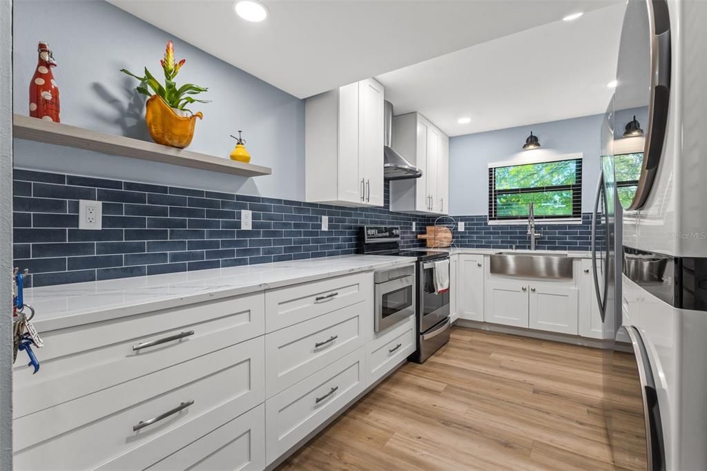 For Sale: $199,900 (1 beds, 1 baths, 740 Square Feet)