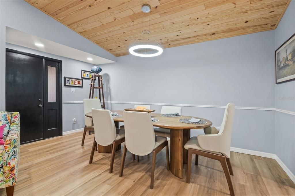 For Sale: $199,900 (1 beds, 1 baths, 740 Square Feet)