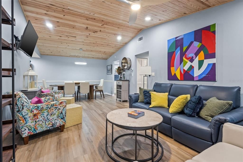 For Sale: $199,900 (1 beds, 1 baths, 740 Square Feet)