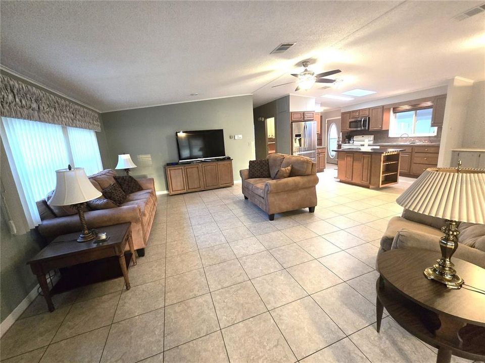 На продажу: $195,000 (2 спален, 2 ванн, 1768 Квадратных фут)