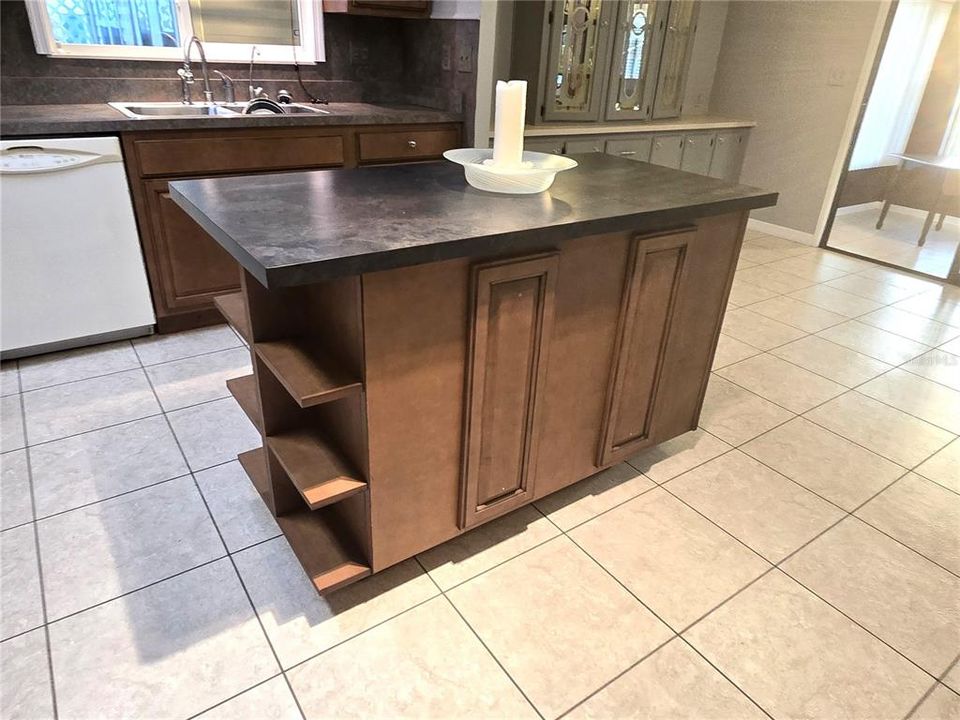 На продажу: $195,000 (2 спален, 2 ванн, 1768 Квадратных фут)