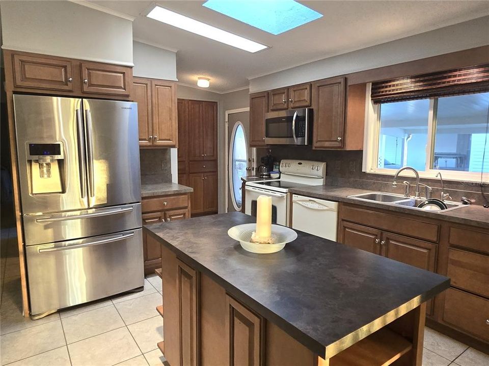 На продажу: $195,000 (2 спален, 2 ванн, 1768 Квадратных фут)