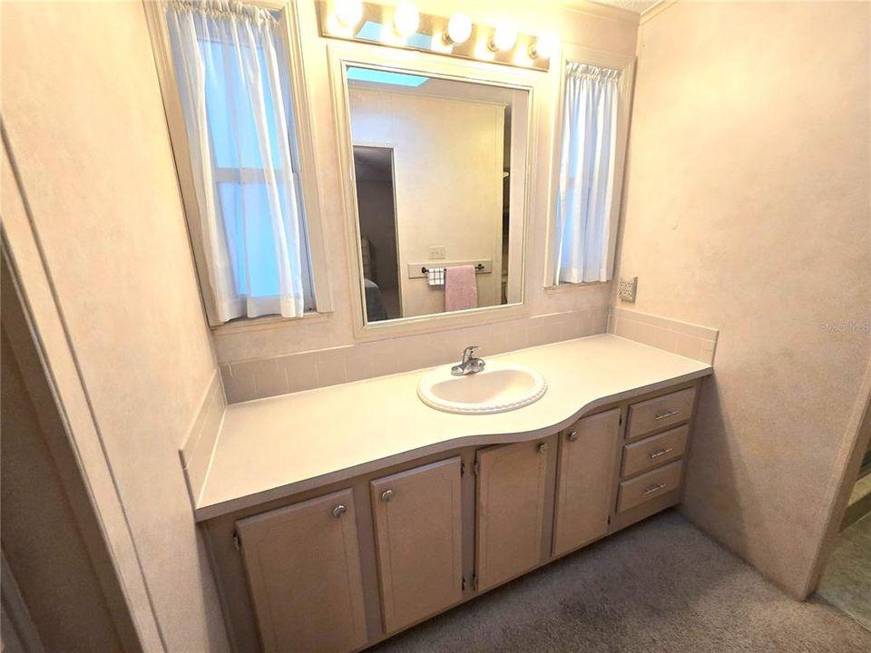 На продажу: $195,000 (2 спален, 2 ванн, 1768 Квадратных фут)