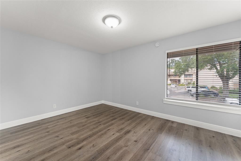 For Rent: $1,075 (1 beds, 2 baths, 1286 Square Feet)