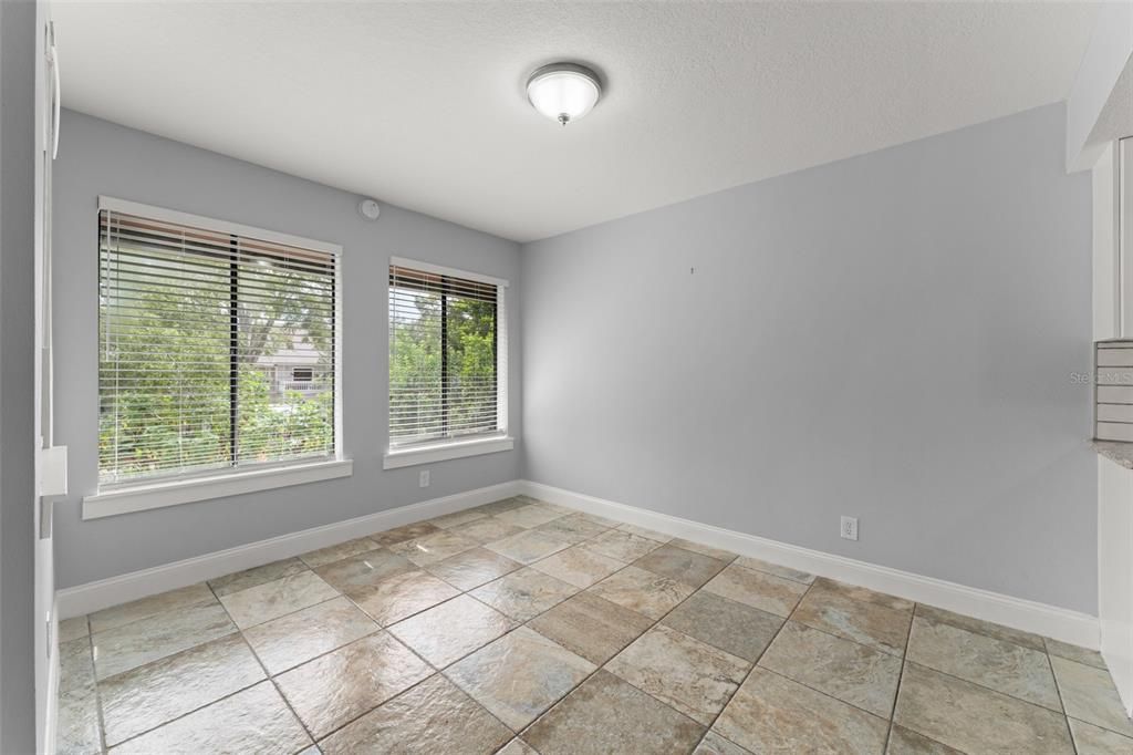 For Rent: $1,075 (1 beds, 2 baths, 1286 Square Feet)