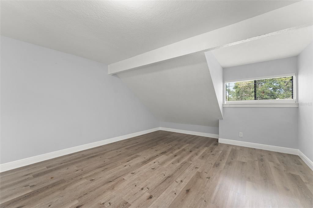 For Rent: $1,075 (1 beds, 2 baths, 1286 Square Feet)