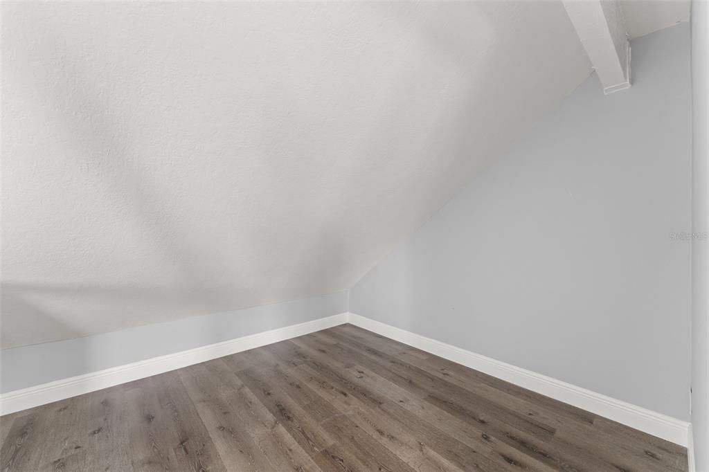 For Rent: $1,075 (1 beds, 2 baths, 1286 Square Feet)