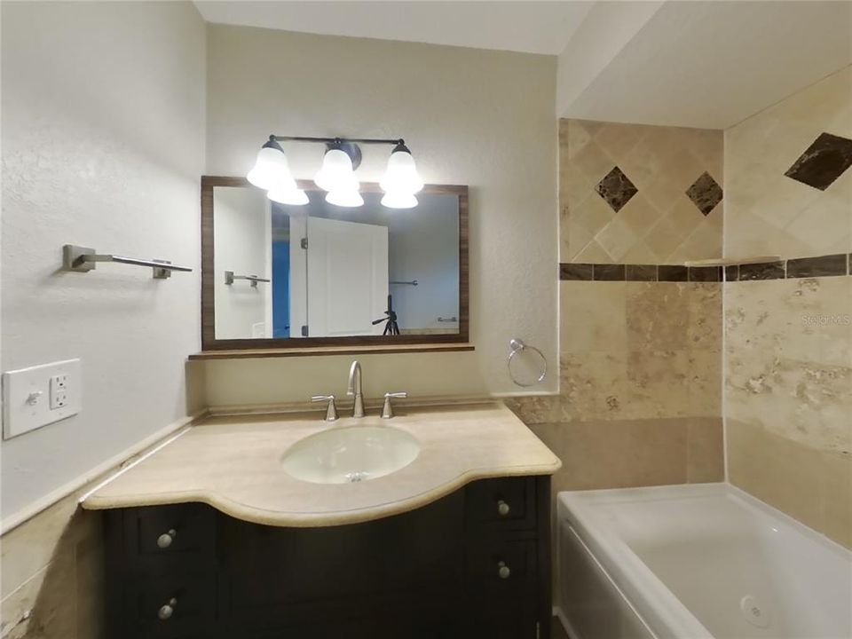 合同活跃: $2,769 (4 贝兹, 2 浴室, 1730 平方英尺)