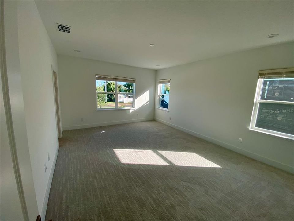 En Venta: $724,000 (3 camas, 3 baños, 2633 Pies cuadrados)