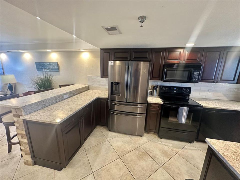 For Sale: $275,000 (2 beds, 2 baths, 950 Square Feet)