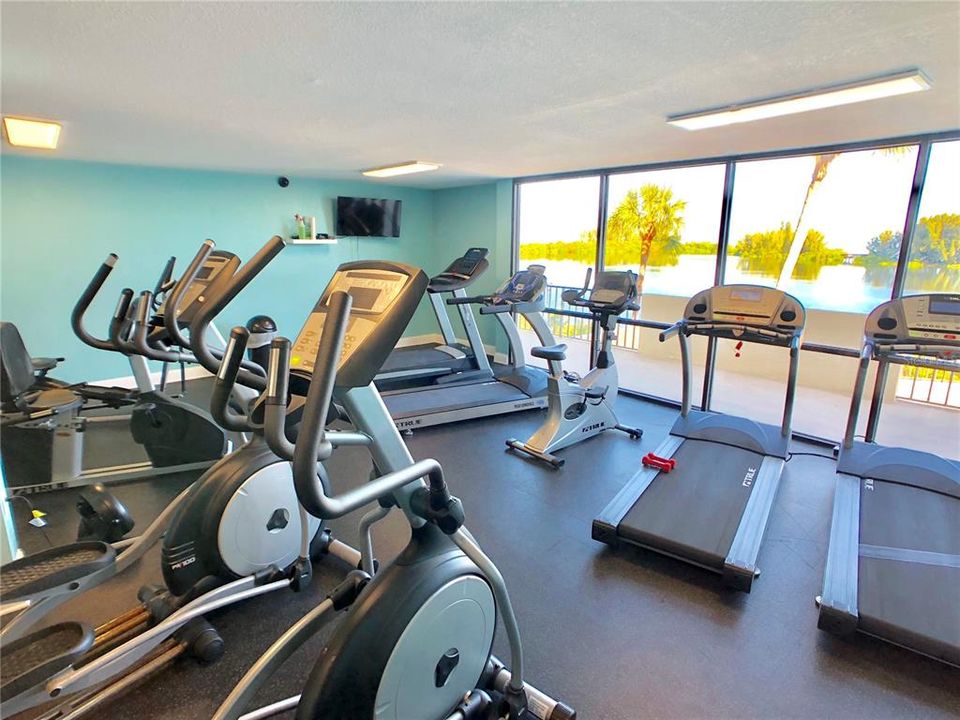 For Sale: $275,000 (2 beds, 2 baths, 950 Square Feet)